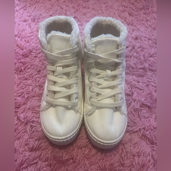 NEW - Madden Girl Cozy White Sneakers - Picture 2 of 8